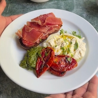 Bocconcino Arrivata con tomate seco, albahaca y jamón crudo