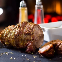 Matambrito de cerdo con salsa criolla,papas rejilla