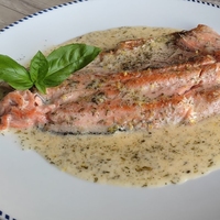 Trucha salmonada con crema de hongos