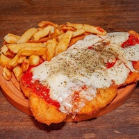 Suprema napolitana con fritas o puré