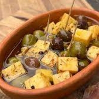 Cazuela de queso y aceitunas