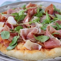 Rucula, Crudo y Parmesano Grande