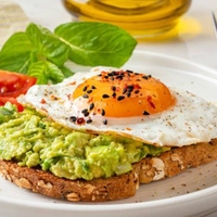 Tostadas de Palta y Huevo.