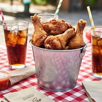 Bucket 8 piezas + 4 vasos de gaseosa y papas fritas