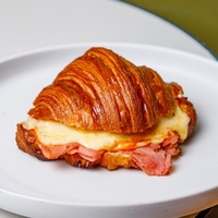 Croissant con Jamon y Queso