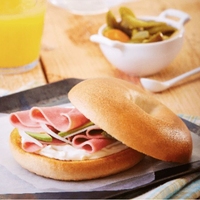 Jamón y Queso Bagel