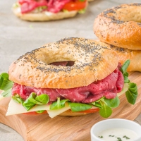 Rucula y Crudo Bagel
