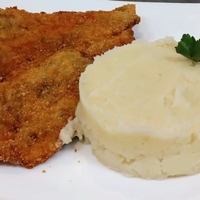 milanesa de pollo,con pure,papas fritas o ensalada