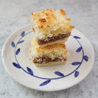 Cuadrado de coco con dulce de leche
