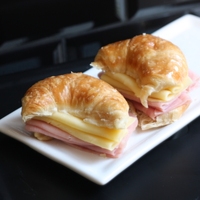 Medialuna con jamón y queso