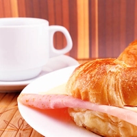 Café + 1 medialuna jamón y queso