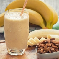 Banana con almendras y miel