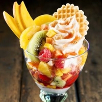 Ensalada de frutas con 1 bocha de helado