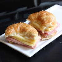 Medialunas con jamón y queso