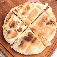 Tostado de jamón y queso en pan árabe