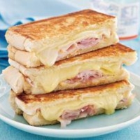 Tostado de jamón y queso en pan de papa