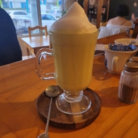 Latte dorado sin café taza grande