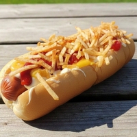 Con aderezos clásicos (mostaza, ketchup, mayonesa) y lluvia de papas