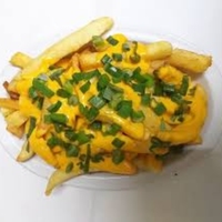 Papas fritas con chedar y verdeo