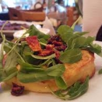 Provoleta con tomates confitados y Rúcula