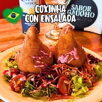 Coxinha de Frango con Ensalada Fresca