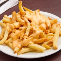 Papas fritas con cheddar