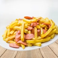 Papas fritas grande con salchichas