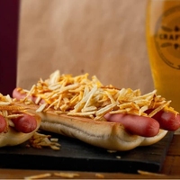 Doble salchicha aderezos + lluvia de papas