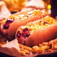 Pancho jamón y queso aderezos + lluvia de papas